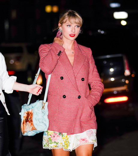 Taylor Swift Just Stepped Out With Pink Hair And That Mango